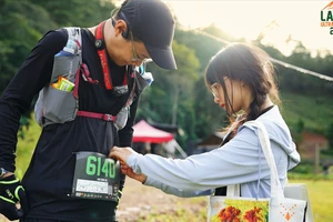 Độc đáo 2 vợ chồng trẻ từ Hà Nội vào Đà Lạt chinh phục đường chạy 155 km 