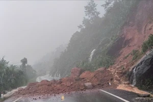 CSGT tiếp tế thực phẩm cho du khách bị mắc kẹt trên đèo Khánh Lê