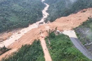 Cận cảnh hàng ngàn khối đất đá chắn ngang đèo Khánh Lê