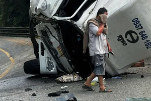 Va chạm ô tô khách, xe tải chở máy múc lật trên đèo Bảo Lộc