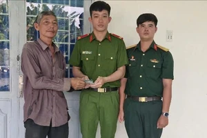 1 quân nhân trả 13 nhẫn vàng, tiền cho người dân đánh rơi