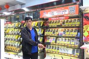 Nam thanh niên gỡ la phông đột nhập vào cửa hàng để trộm 17 iPhone