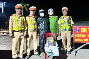 Nam thanh niên vi phạm nồng độ cồn, lại bị phát hiện chở pháo lậu