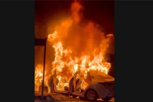 Ô tô đang đậu thì cháy rụi