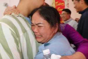 Phạm nhân Trại giam Xuyên Mộc nhận quà bất ngờ, đẫm nước mắt hạnh phúc