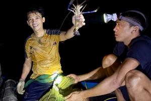 Hết đánh bắt tận diệt, người lặn bắt tôm sông Đồng Nai trúng mùa, vui đón tết