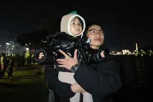 Hàng ngàn du khách thưởng thức màn trình diễn pháo hoa ở TP Đà Lạt