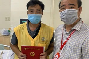 Sinh viên bị ung thư, hiệu trưởng vào tận bệnh viện trao bằng tốt nghiệp