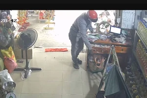 Khám nghiệm hiện trường vụ cướp tiền, dọa tông xe vào chủ tiệm tạp hóa