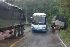 Xe khách vượt trên đèo Bảo Lộc, ép xe tải lọt mương 