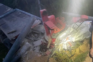 Container chở cột điện lao xuống vực, 2 người tử vong