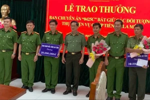 Thưởng nóng lực lượng truy bắt nhóm cướp gần 2,3 triệu USD ở Tây Ninh