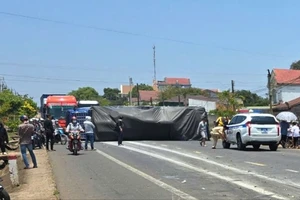 Xe tải lật ngang đường, quốc lộ 20 kẹt xe kéo dài