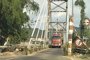 2 xe tải trọng lớn chạy qua cầu treo Phước Cát 