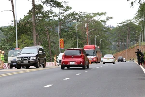 CSGT Lâm Đồng kiểm tra tốc độ các phương tiện trên đèo Prenn 