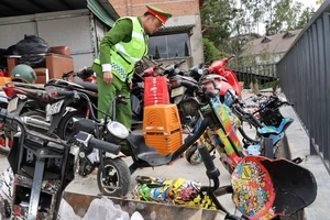 Thu giữ hàng chục xe điện kinh doanh trái phép tại Quảng trường Lâm Viên