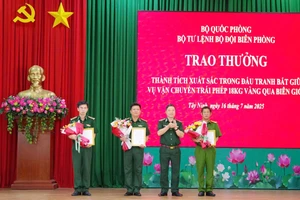 Tây Ninh: Khen thưởng lực lượng bắt giữ vụ vận chuyển 18kg vàng qua biên giới