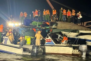 Lật thân tàu Vịnh Xanh trong đêm để tìm người mất tích