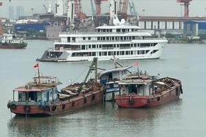 Toàn cảnh hơn 20 tiếng tìm kiếm nạn nhân vụ tàu Vịnh Xanh 58 bị lật ở vịnh Hạ Long