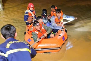 Xuyên đêm, Cảnh sát PCCC dùng xuồng đưa hàng trăm người dân ra khỏi vùng ngập ở tỉnh Lâm Đồng