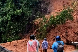 Tạm dừng lưu thông qua đèo Ngoạn Mục để xử lý điểm sạt lở mới