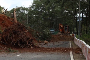 Cấm lưu thông đèo Prenn 6 ngày để khắc phục sạt lở