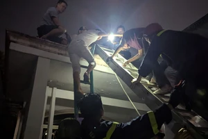 Công an cứu 1 người kẹt trong đám cháy trên đường Nguyễn Ái Quốc ở Đồng Nai 