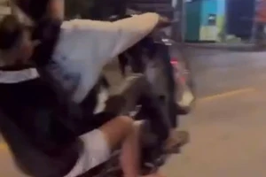 Nhóm thanh thiếu niên bốc đầu xe, rú ga quay clip trên quốc lộ 20