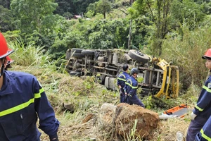 Xe tải chở máy đào lao xuống vực ở đèo Bảo Lộc, tài xế tử vong