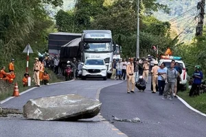 CSGT chủ động xử lý khối đá 'treo' chênh vênh trên đèo Bảo Lộc