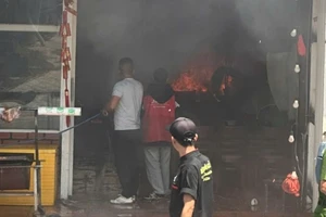 Cháy quán lẩu dê ở Đà Lạt, cảnh sát cùng người dân kịp thời dập lửa