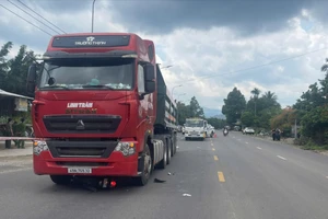Xe đầu kéo tông xe máy cùng chiều trên Quốc lộ 20, 1 người tử vong