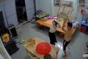 Chồng hành hung vợ, con 