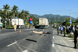 Tai nạn giữa 2 xe tải làm 3 người đi xe máy tử vong 