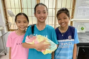 Ba học sinh phát hiện 1 bé gái sơ sinh ngoài ruộng