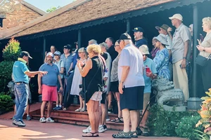 Tàu du lịch cao cấp đưa 2.300 khách quốc tế cập cảng Nha Trang