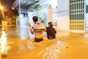 Hàng ngàn người ở Nha Trang chạy lũ trong đêm