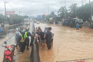 Mưa lớn 2 ngày liền, nhiều nơi ở Khánh Hòa bị ngập sâu