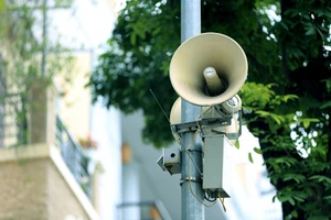 Hệ thống loa dọc bờ biển Nha Trang phát cả vào giờ nghỉ của khách
