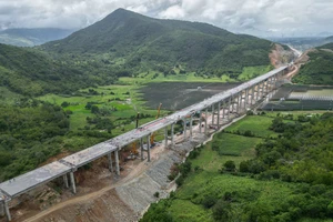 Hợp long cầu trên dự án cao tốc Bắc - Nam nối Khánh Hòa - Ninh Thuận