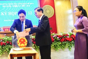 Chủ tịch HĐND, chủ tịch UBND Khánh Hòa cùng có phiếu tín nhiệm cao nhiều nhất