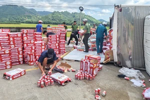 Giao thông ùn tắc vì hàng ngàn thùng bia đổ xuống đường 