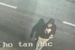 Truy tìm kẻ đục mái nhà trộm 70 điện thoại di động