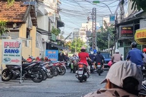 Vỉa hè ở Nha Trang bị tái lấn chiếm tràn lan