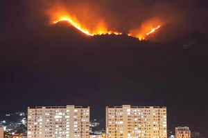 Đang cháy lớn trên núi Cô Tiên ở Nha Trang