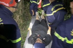 Leo núi trải nghiệm ở Nha Trang, hai du khách mắc kẹt