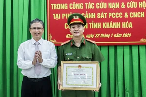 Khen thưởng lực lượng cứu 2 du khách mắc kẹt trên núi Cô Tiên