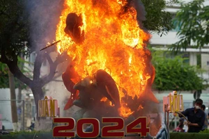 Mô hình cá chép hóa rồng ở Nha Trang cháy rụi