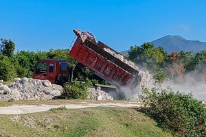 Dân lo ngại chất thải từ máy nhiệt điện đổ ra khu dân cư