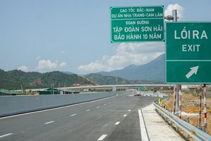 Dịp Tết, người dân vẫn lưu thông miễn phí trên cao tốc Nha Trang - Cam Lâm